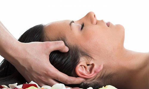 Индийский массаж головы